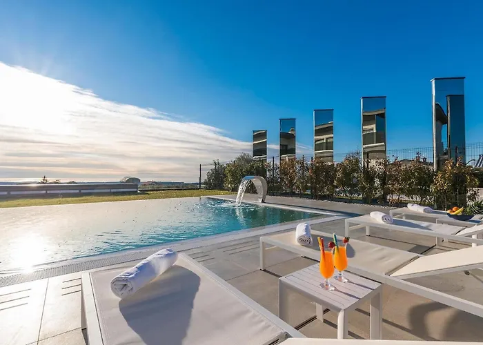 Nyaraló Sara Kastelir *