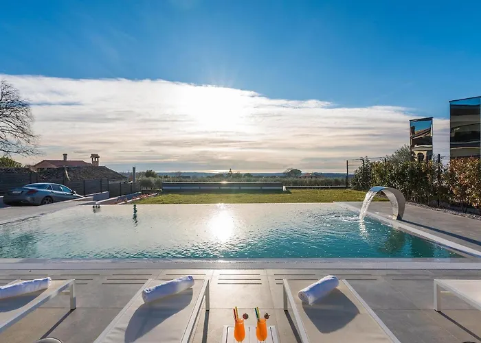 Nyaraló Sara Kastelir