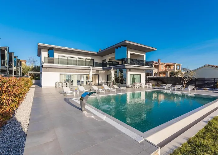 Nyaraló Sara Kastelir